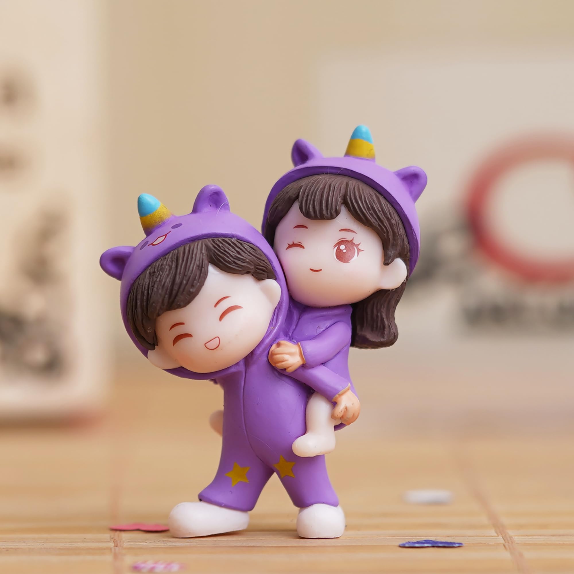 eCraftIndia Valentine Gift for Girlfriend Boyfriend Purple Resin Miniature Cute Couple Statue Girl on Boy's Shoulder Showpiece Valentine Gift for Husband Wife Her Him | Valentines Day Decoration Item