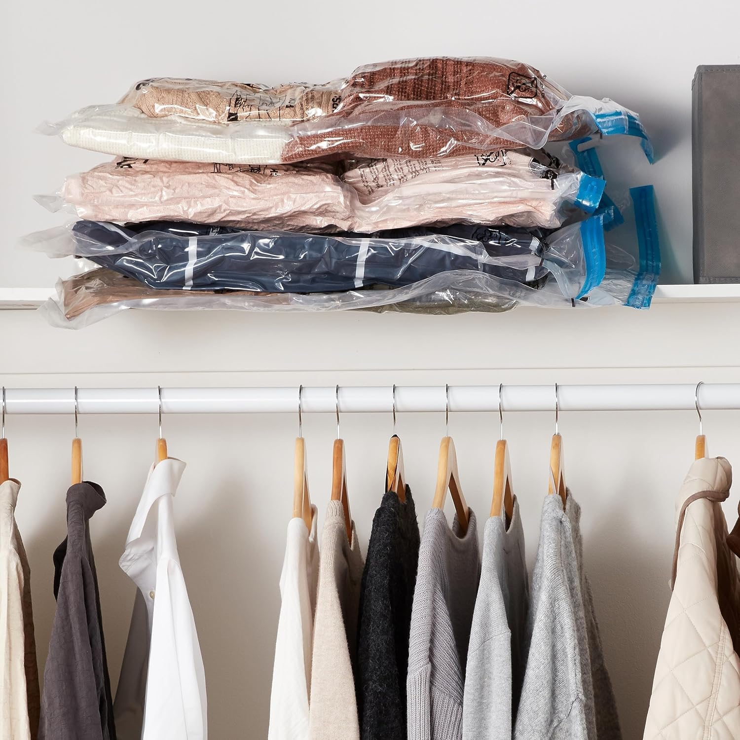 amazon basics Vacuum Compression Storage Bags with Hand Pump - Medium, 5-Pack image 5